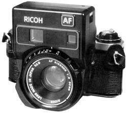 Один из первых автофокусных объективов фирмы Ricoh для зеркальных фотоаппаратов.